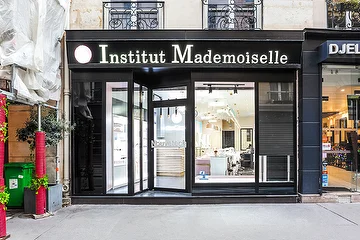 Vitrine de l'Institut Mademoiselle du 1er arrondissement de Paris